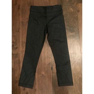 Black LuluLemon Cropped Leggings. Sz 2. Stretchy